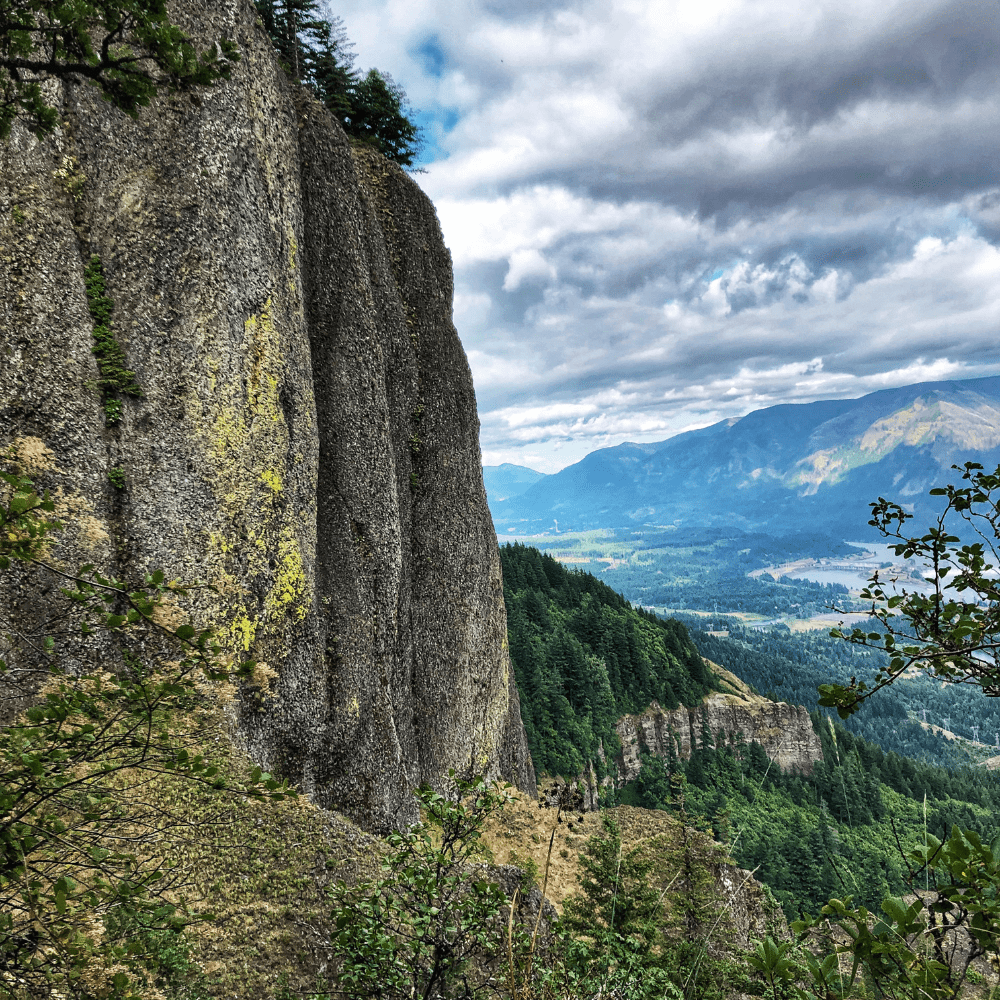 Image of rock face in Columbia River Gorge